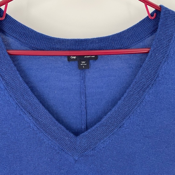 Gap 100% Ultrasoft Wool Cerulean Blue V-Neck Sweater - Picture 3 of 10